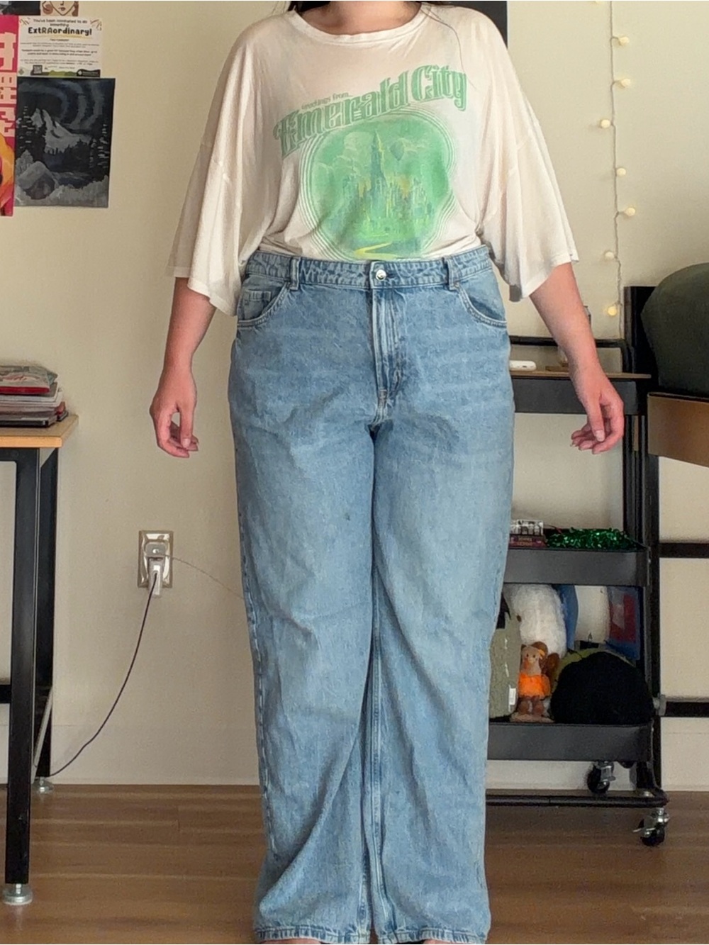 Light Wash Baggy Jeans - Picture 3 of 3